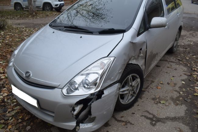 В Ухте на улице Дзержинского столкнулись Kia Spectr и Toyota Wish